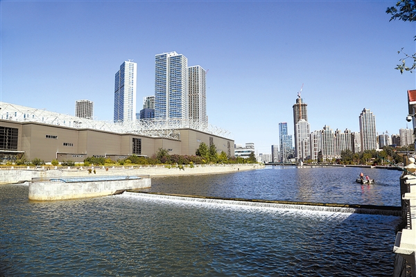 馬欄河經(jīng)過多年的污水截留、清淤改造、兩岸綠化等治理工程，現(xiàn)如今成為城市中的一條景觀河流。本報記者王華